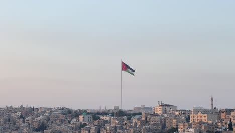 Blick-Von-Der-Zitadelle-Von-Amman-In-Jordanien-Mit-Blick-Auf-Die-Innenstadt-Von-Amman-Und-Die-Jordanische-Flagge