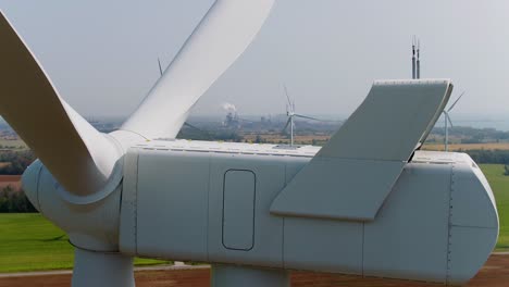 góndola de turbina eólica con palas de hélice de cerca disparo aéreo de drone panorámico