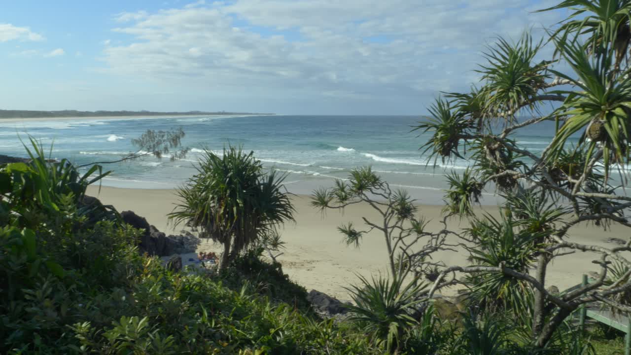olas del océano y playa en cabarita, nueva gales del sur, australia - toma panorámica