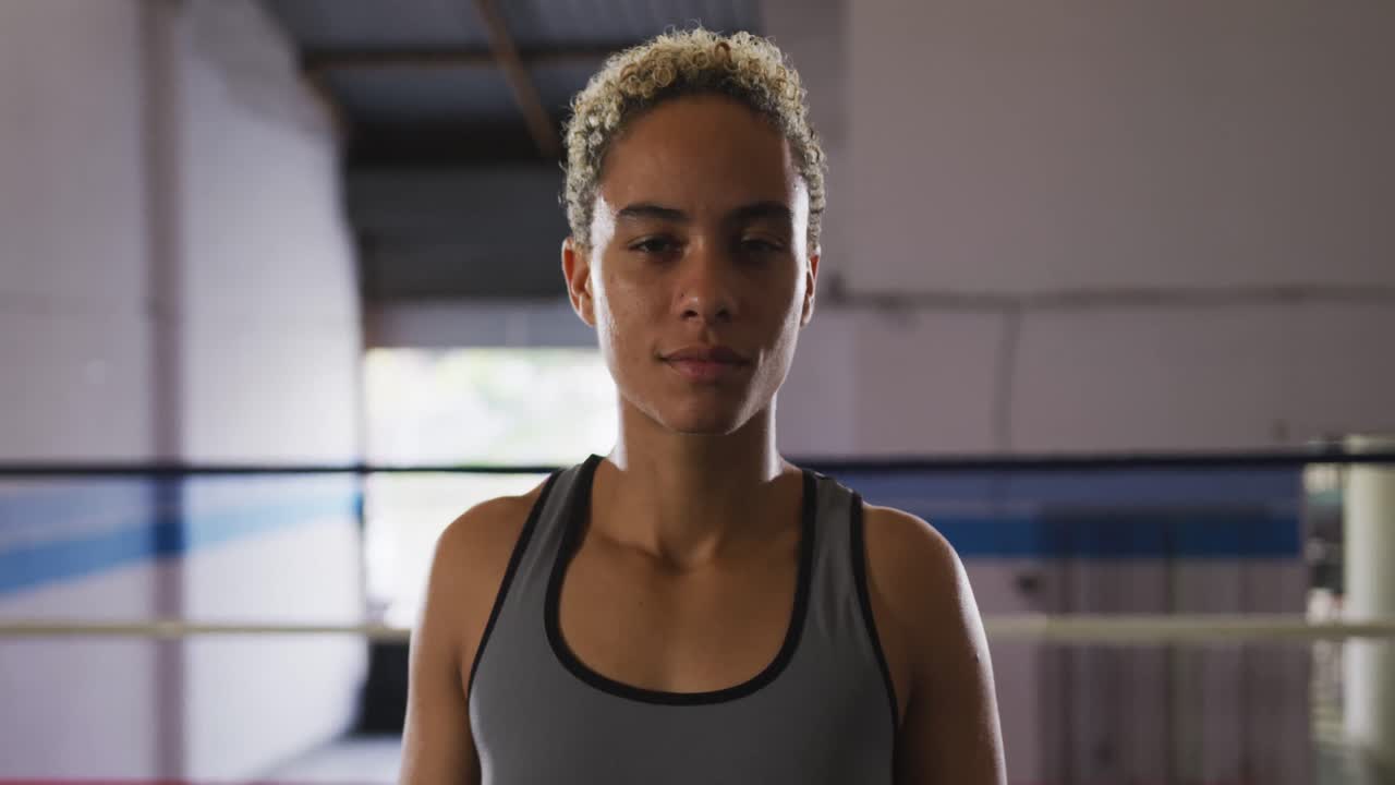 mulher de raça mista sorrindo para a câmera