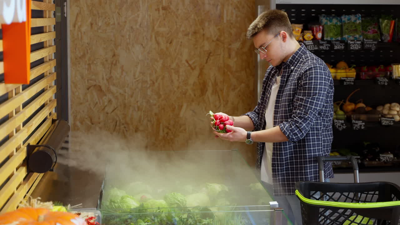 hombre examinando rábanos en una tienda de comestibles