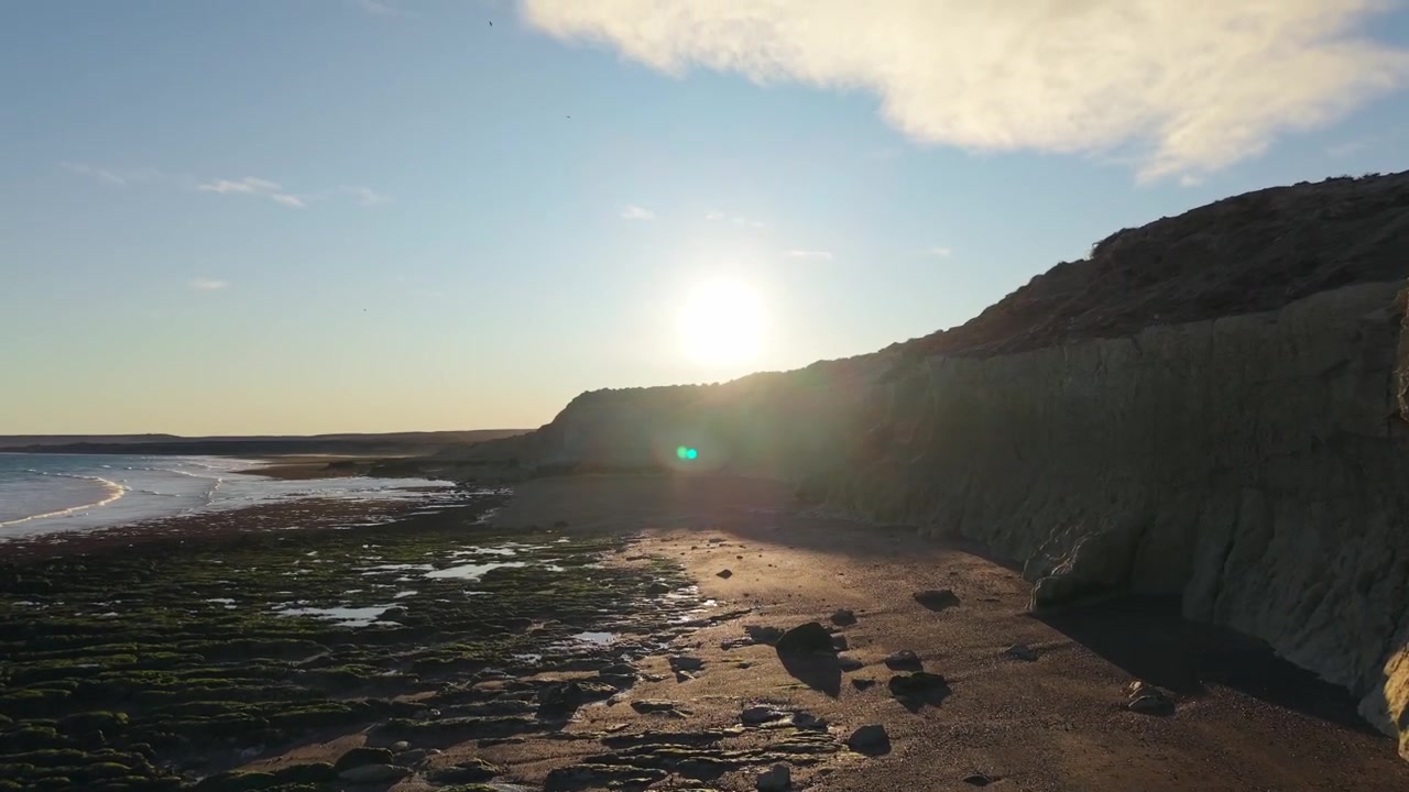 Acantilados costeros cerca de Puerto Madryn, Chubut, Argentina, en el Golfo Nuevo, muestran estratos sedimentarios patagónicos y plataformas de abrasión marina formadas por la erosión de las olas bajo condiciones atlánticas, sobrevuelo frontal