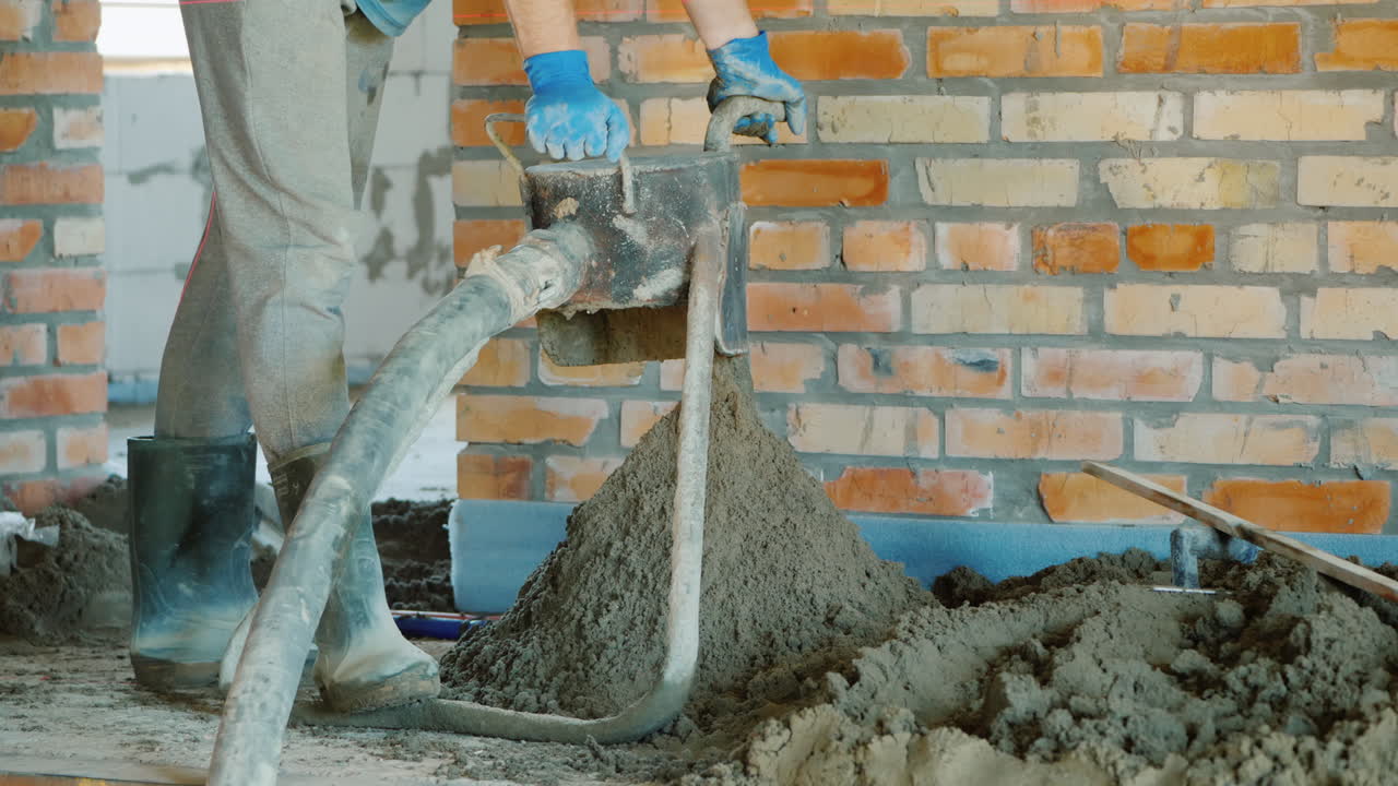 el constructor pone un mortero semiseco para terminar el piso