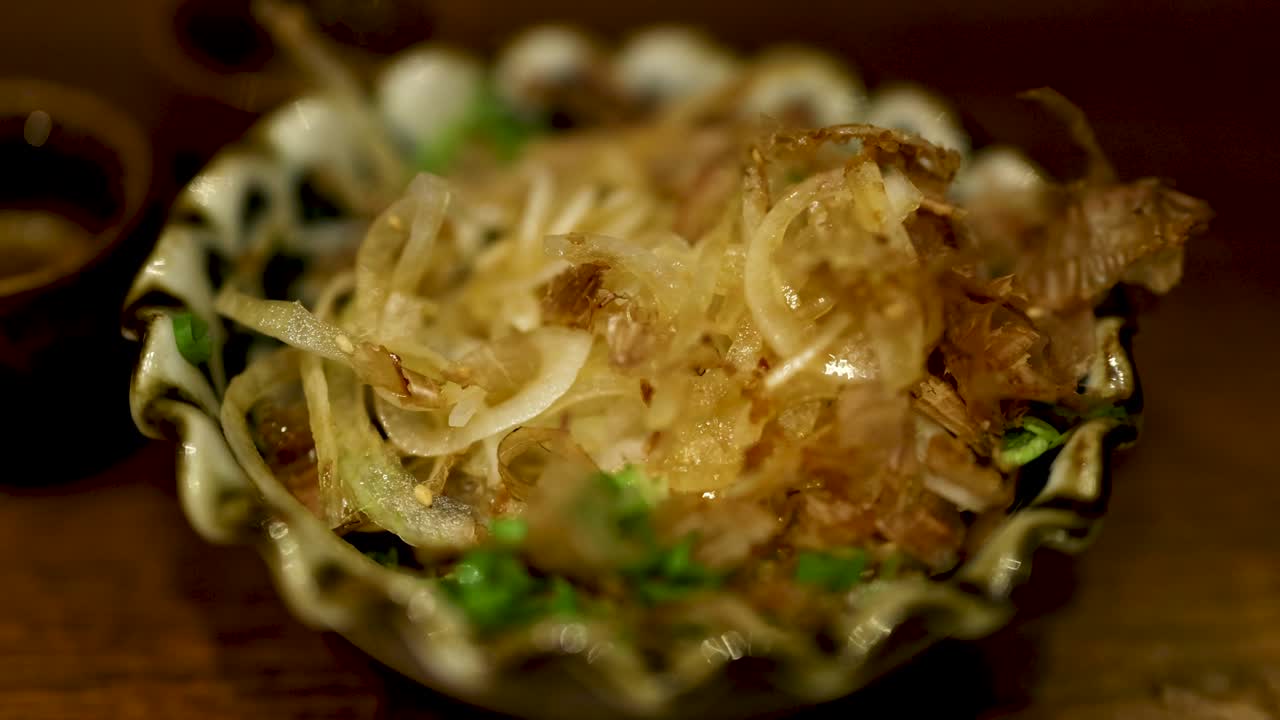 palillos para comer levantando comida de un cuenco