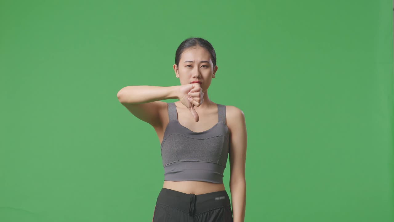 엄지손가락을 내려놓는 여인