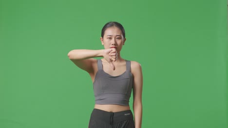 엄지손가락을 내려놓는 여인