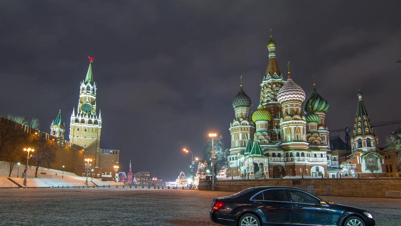 Timelapse hyperlapse du Kremlin de Moscou illuminé avec l'emblématique tour Spasskaya et la Cathédrale Saint-Basile. Cette vue nocturne hivernale époustouflante capture la magie de la Place Rouge à Moscou.