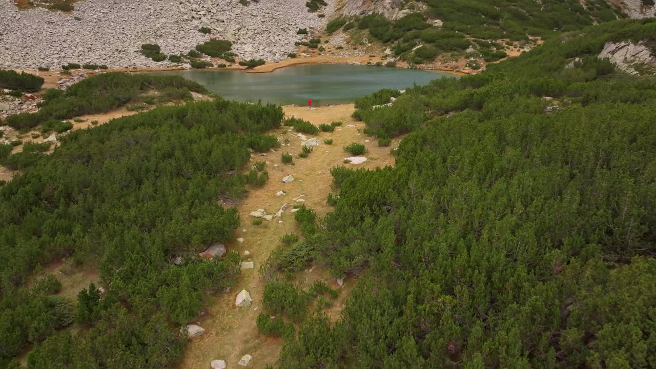 Lago d'alta quota circondato da rocce e alberi, Bulgaria