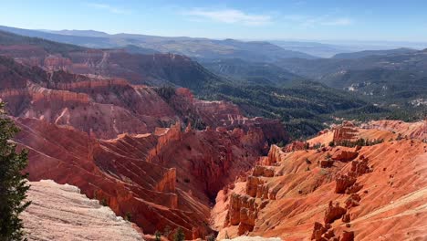 Eine-Weite,-Statische-Aussicht-Auf-Wunderschöne-Schluchten-Und-Flusstäler-Von-Einem-Berggipfel-Im-Zion-Nationalpark-In-Utah