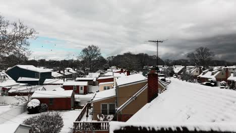 Una-Vista-De-ángulo-Bajo-De-Un-Barrio-Suburbano-Después-De-Las-Nevadas.