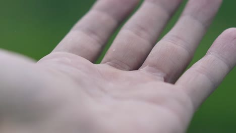 Vista-Macro-De-La-Mano-De-La-Persona-Bajo-Una-Suave-Lluvia-En-Un-Clima-Desagradable