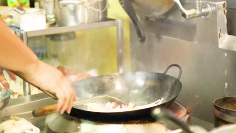 ingredientes para freír en un wok caliente