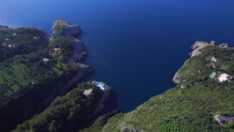 villas romanas con piscina en los acantilados de la isla de capri, italia