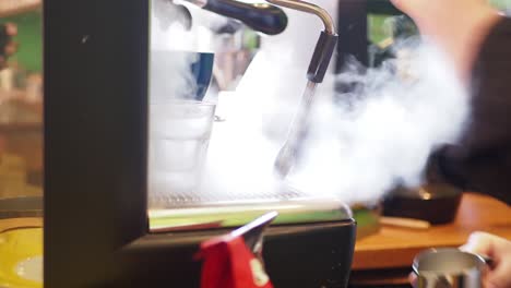 barista haciendo café.