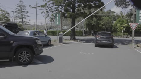 los coches salen del estacionamiento cerca de la playa de currumbin.