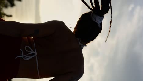 mujer elegante bailando en el campo