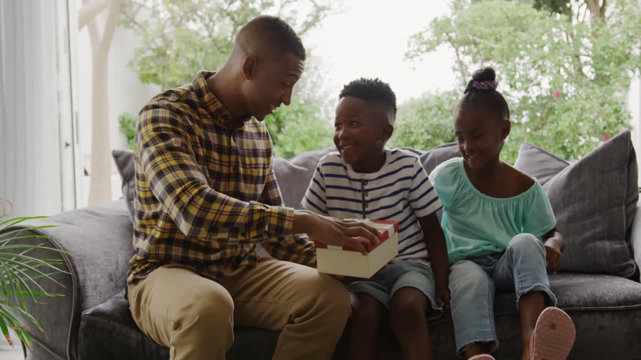 familia disfrutando del tiempo libre en casa