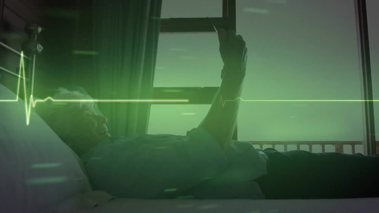 스마트폰을 사용하여 침대에 있는 고령 여성에 대한 반 ⁇ 이는 심박수 모니터와 데이터의 애니메이션