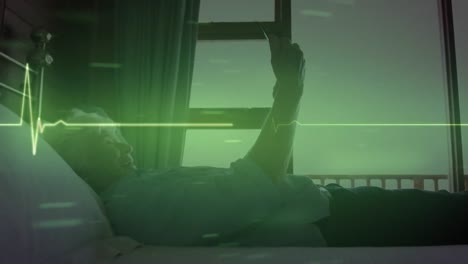 animación de un monitor de ritmo cardíaco brillante y datos, sobre una mujer mayor en la cama usando un teléfono inteligente
