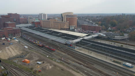 Descripción-Aérea-De-La-Estación-Central-De-Amersfoort-Con-Trenes-Estacionados