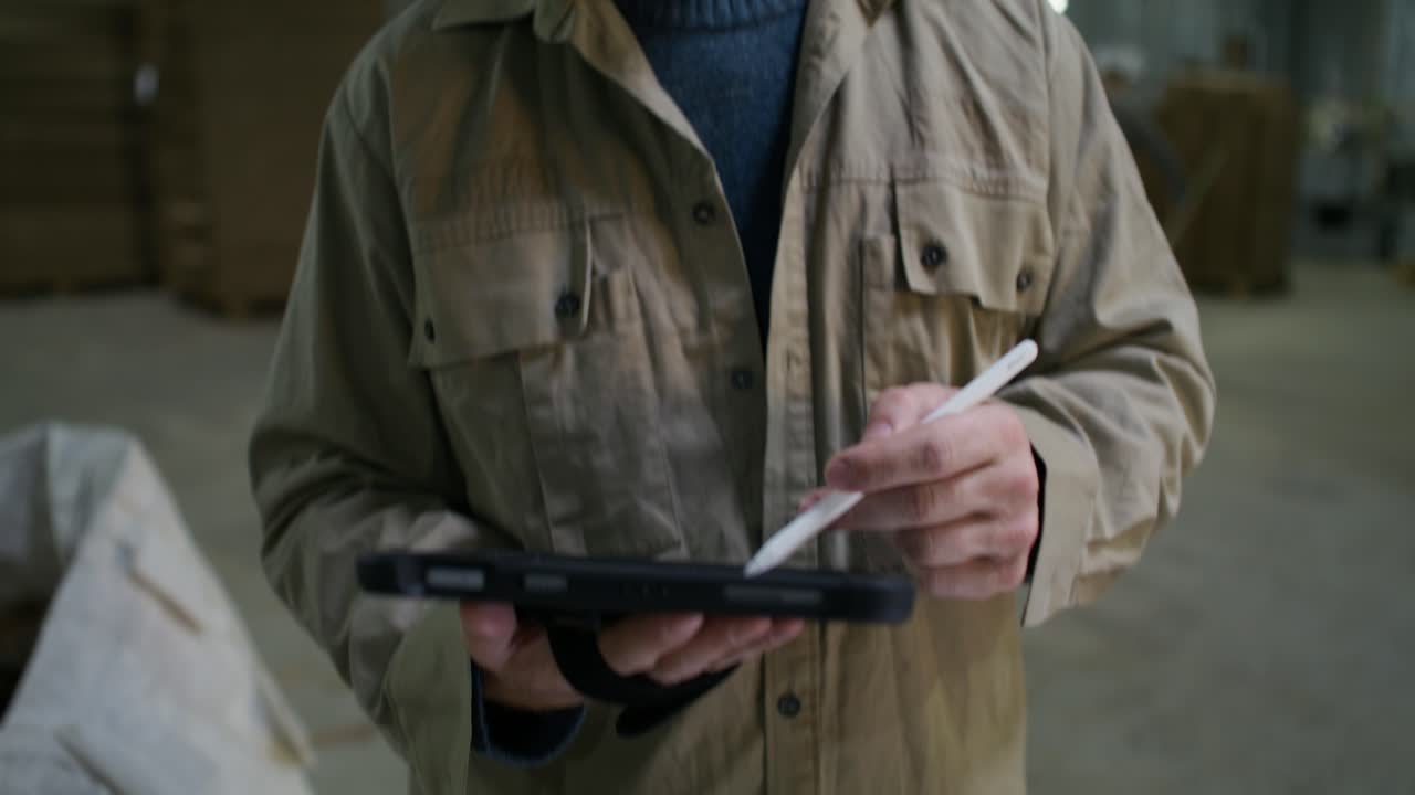 рабочий на складе с помощью планшета