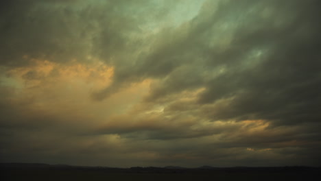 nubes de colores pasan rápidamente por encima de la cabeza en un impresionante lapso de tiempo al atardecer