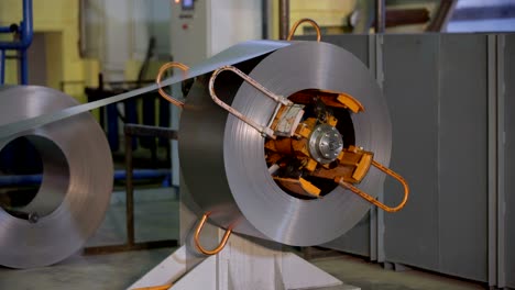 desenrolamiento de láminas de aluminio en máquinas especiales de laminado