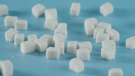 los cubos de azúcar blanco giran sobre la mesa.