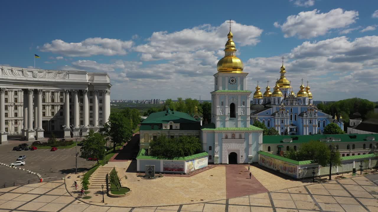 киев, украина: правительственное здание и собор святой софии