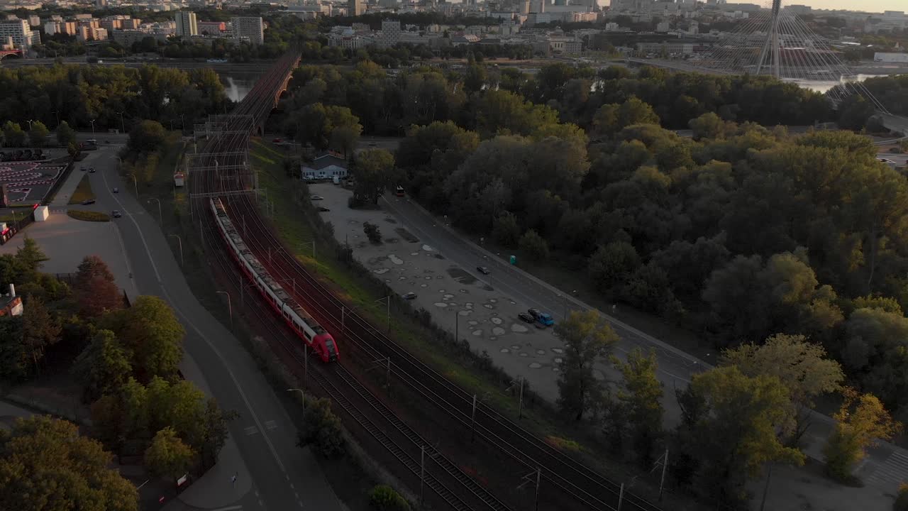 foto aérea del tren entrando en la ciudad al atardecer
