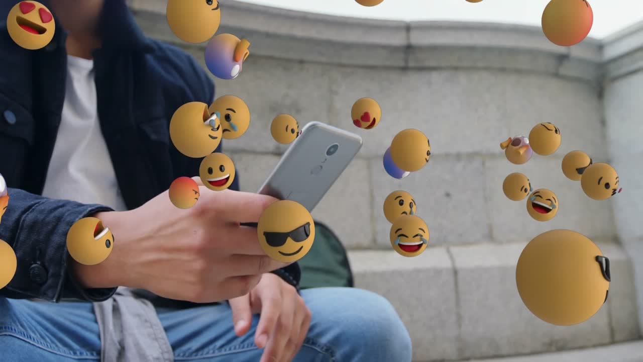 animación de múltiples emojis flotantes sobre un hombre biracial con cabello rizado usando un teléfono inteligente.