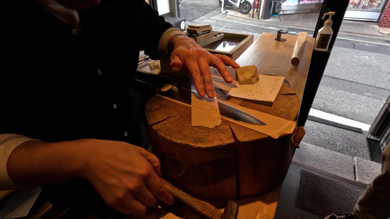 키오토 상점의 칼에 이름을 새긴다.