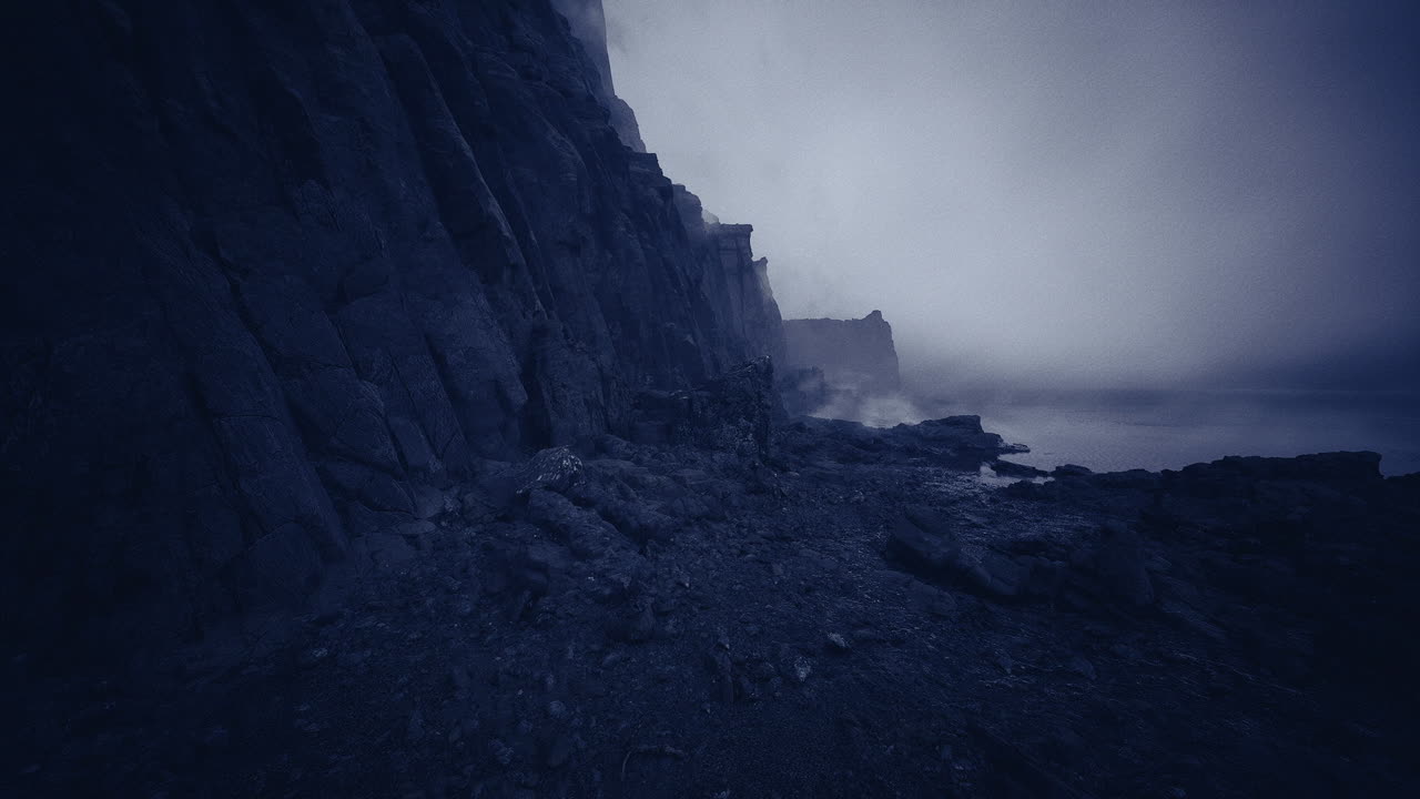 Paisaje nocturno etéreo con costa escarpada y pozas de marea resplandecientes