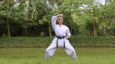 una mujer joven practicando taekwondo.