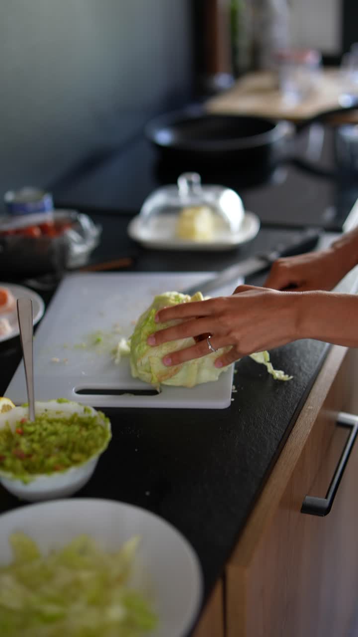 preparando una ensalada en una cocina