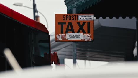 Señalización-De-La-Parada-De-Taxis-De-Nápoles,-Italia.-Detalle-De-La-Ciudad