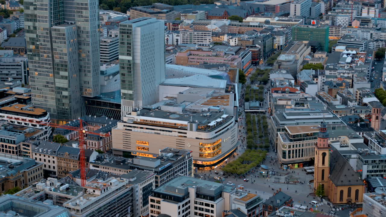 Vista aerea da drone di Innenstadt, il quartiere centrale di Francoforte sul Meno, Germania, di sera