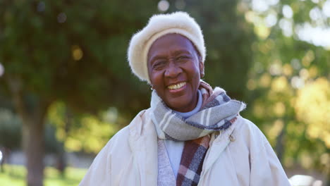 Mujer-Mayor,-Africana-Y-Afuera-Con-Una-Sonrisa