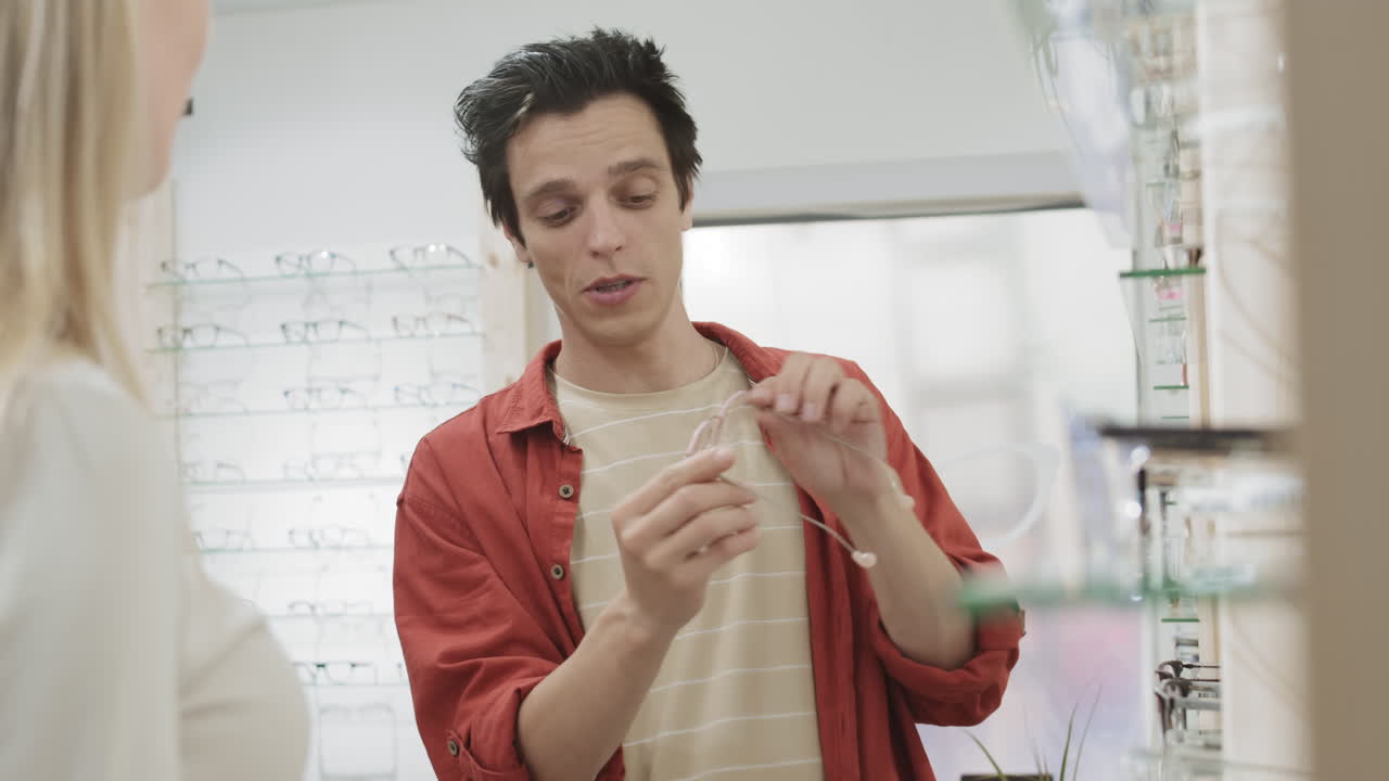 cliente probando gafas en una tienda de óptica