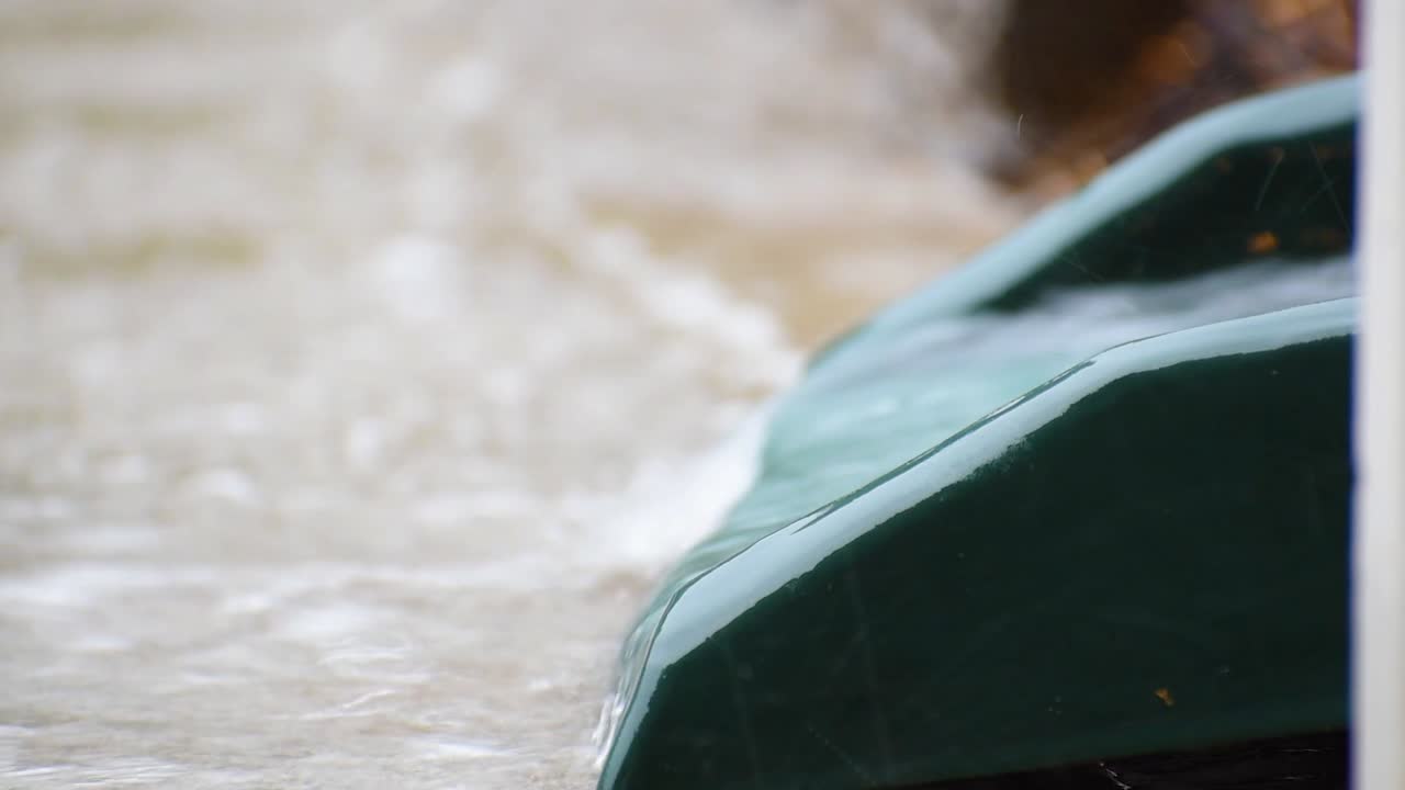 el agua de lluvia se está quedando sin drenaje pluvial