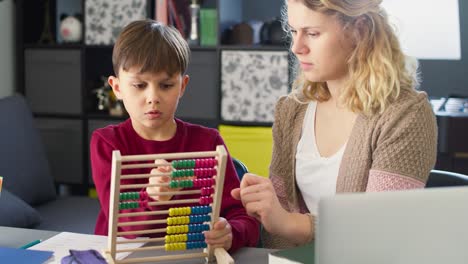 primer plano de un niño haciendo su tarea de matemáticas