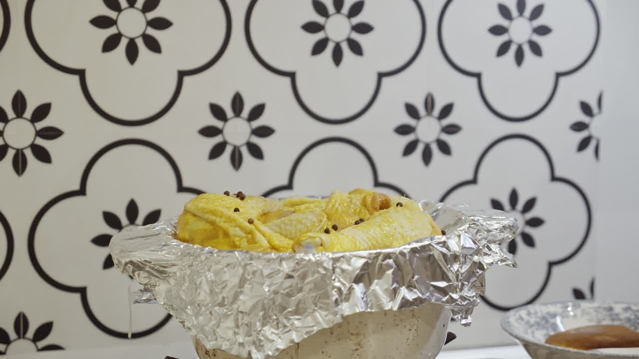 양념한 닭다리살 위에 후추와 월계수잎을 얹어