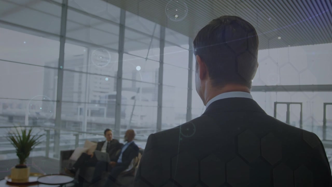 Uomo d'affari in un ufficio moderno con sovrapposizione di dati digitali