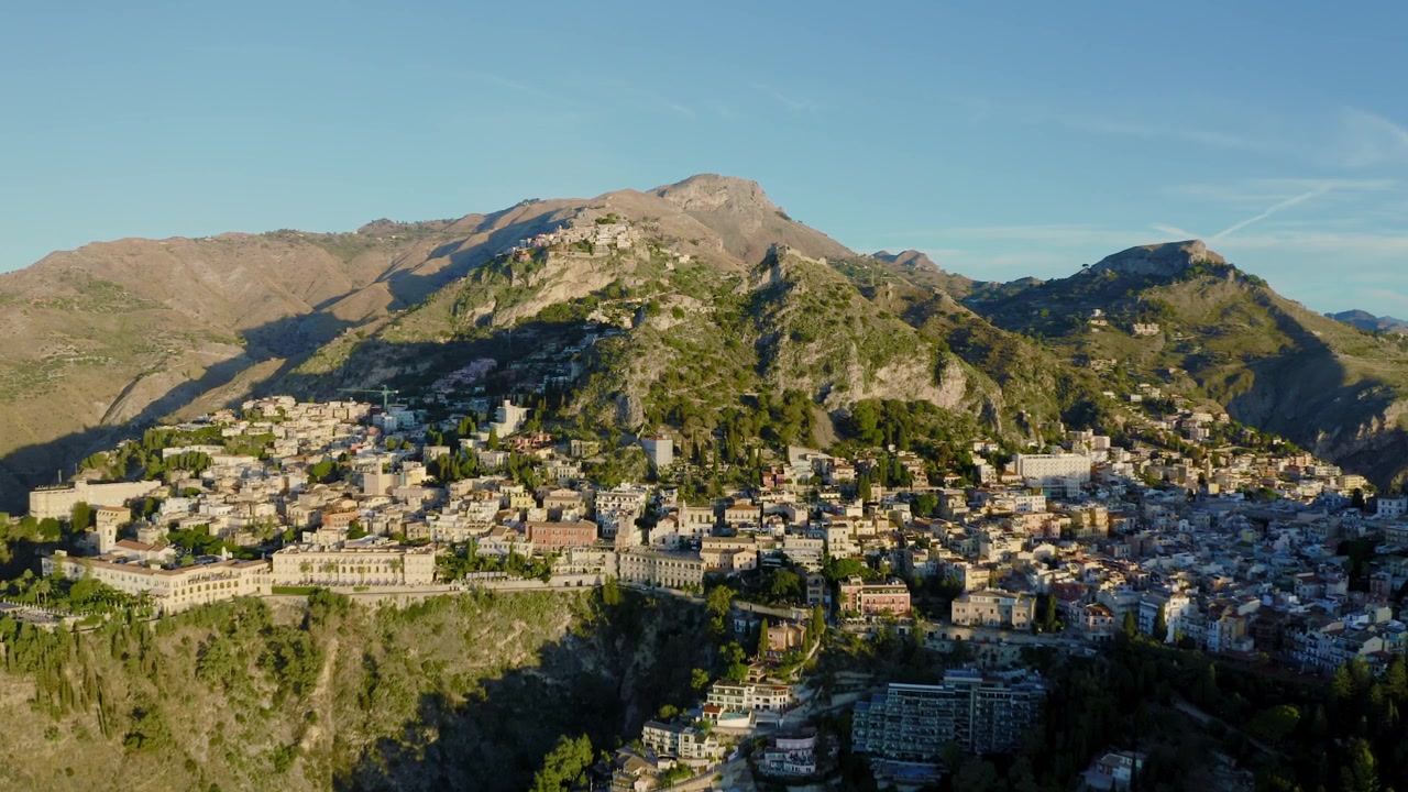 Storica città italiana ai piedi della montagna. Vista aerea di Taormina al mattino. Destinazione di viaggio più popolare in Sicilia. Affascinante patrimonio italiano.