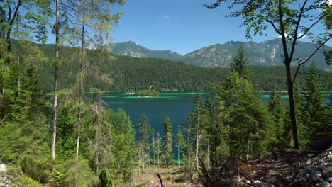 Hermoso-Lago-Eibsee-En-Baviera,-Con-Pequeñas-Islas-De-Agua-Turquesa-Y-Bosque-Alrededor