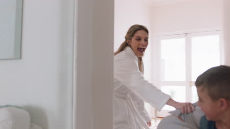 Feliz-Madre-E-Hijo-Jugando-A-Atrapar-Corriendo-Por-La-Casa-Mamá-Jugando-Pelea-De-Almohadas-Con-Un-Niño-Pequeño-Disfrutando-Juntos-De-Un-Divertido-Fin-De-Semana-Imágenes-De-4k