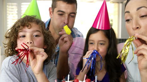 familia sonriente celebrando su cumpleaños