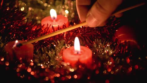 hermoso video de velas encendidas a mano y apagándolas con el golpe final, fondos brillantes hechos de decoración navideña