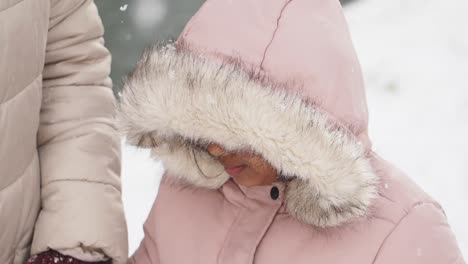 niño jugando en la nieve