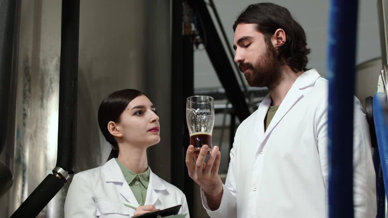 맥주 공장에서 통제를 하는 사람들